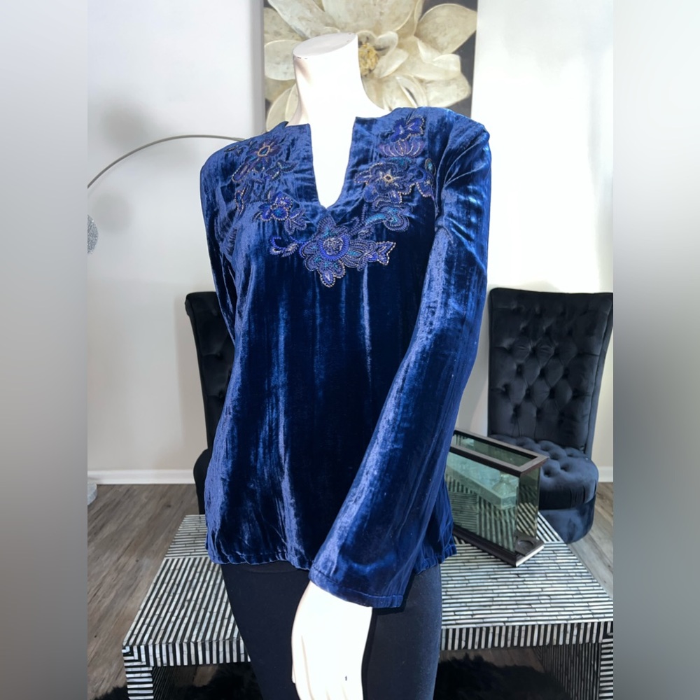 Like new Chicos size 1 blouse